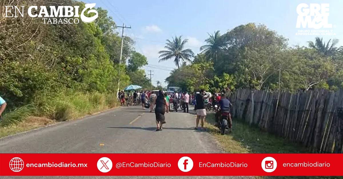 Bloquean carretera en Centla por fallas en el servicio eléctrico