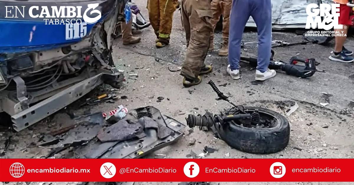 Rescatan a transportista tras choque en Río Viejo