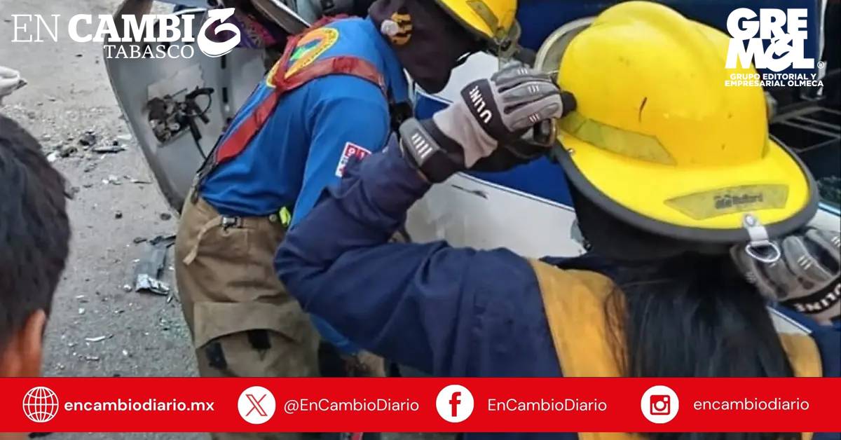 Rescatan a transportista tras choque en Río Viejo