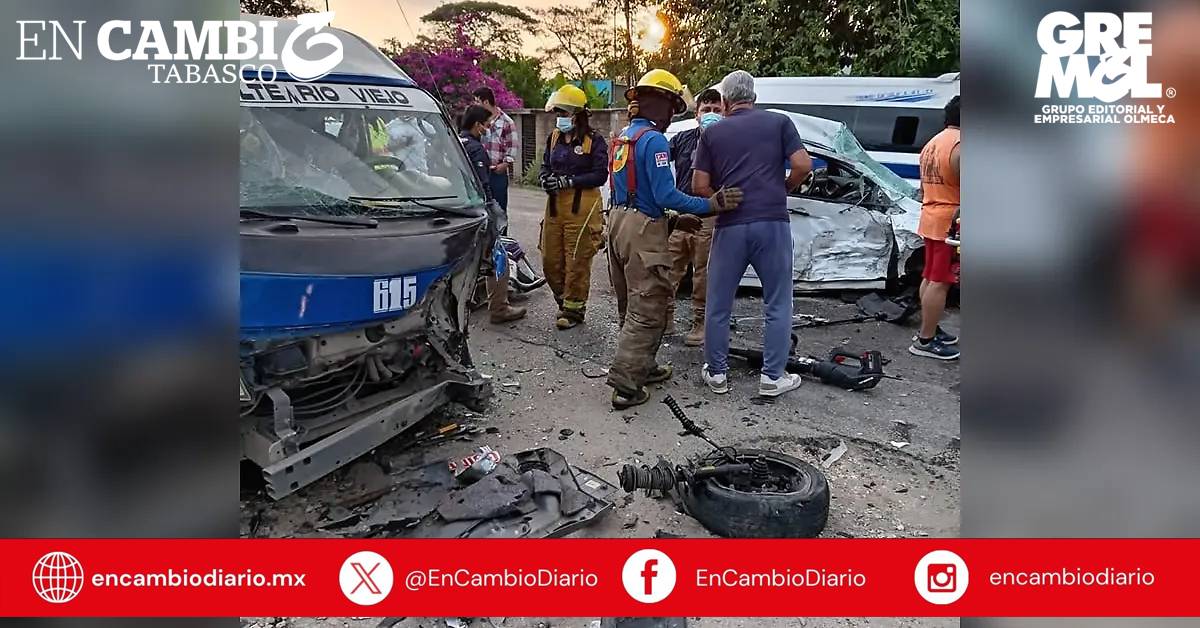 Rescatan a transportista tras choque en Río Viejo