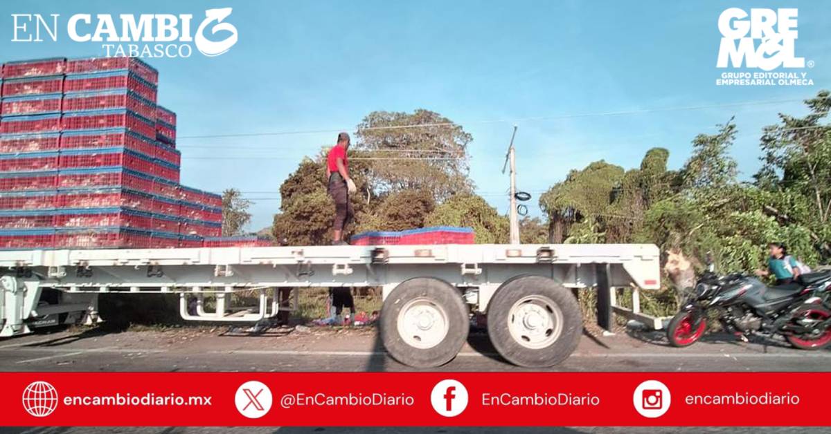 Saquean de tráiler con pollos en la carretera Villahermosa-Frontera