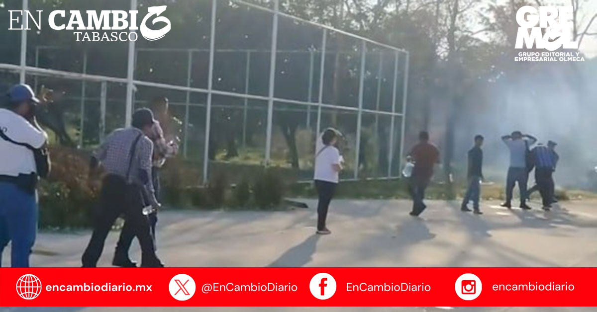 Antimotines desalojan con violencia a estudiantes del Tec de los Ríos en Balancán