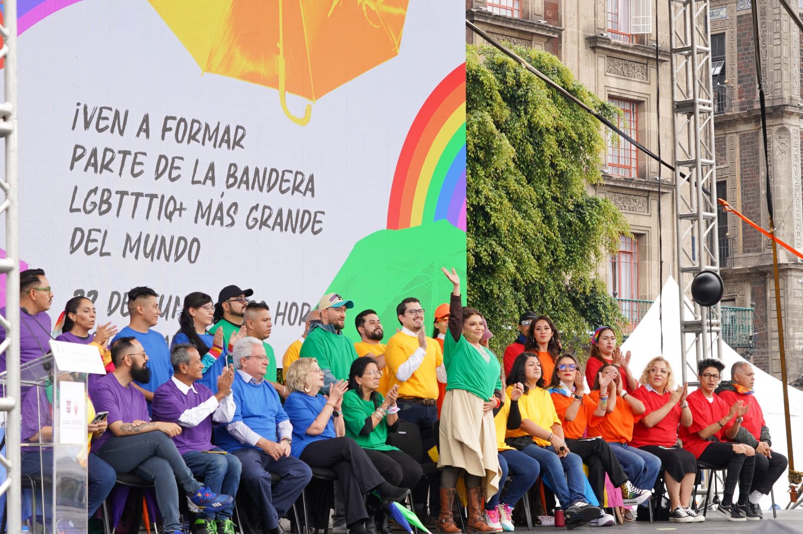 Clara Brugada encabeza bandera arcoíris