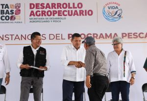 Gobernador Javier May entrega 400 constancias a productoras y productores