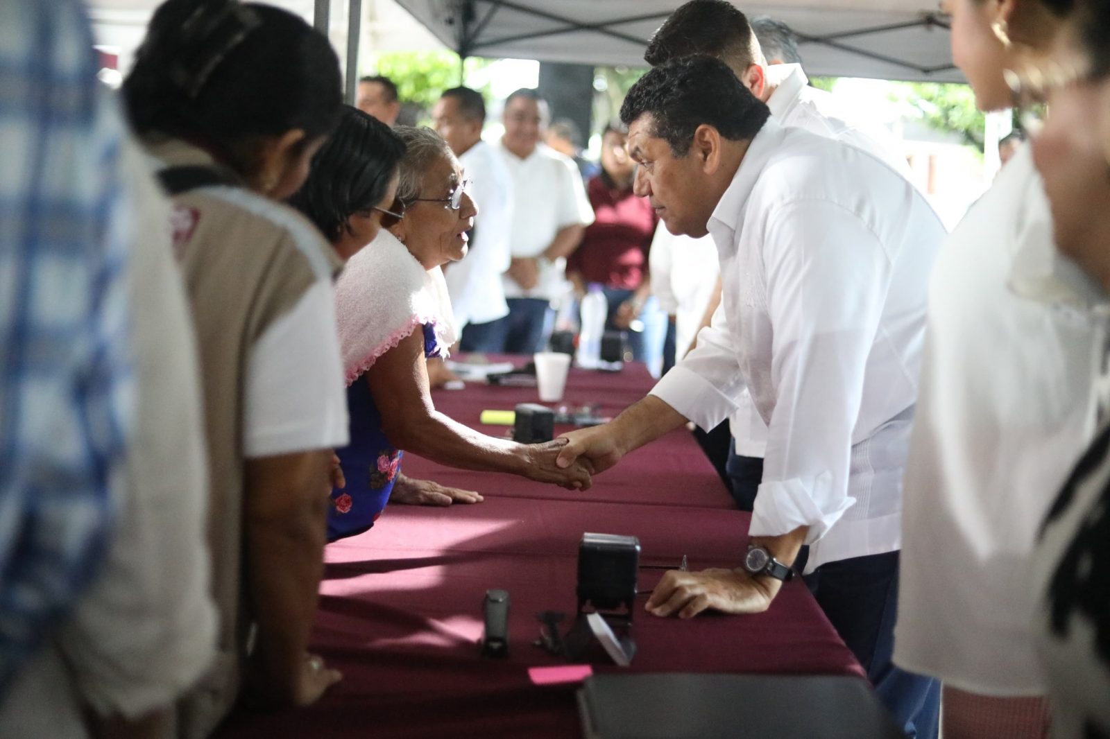 En el Gobierno del Pueblo escuchamos, atendemos a la gente y resolvemos los problemas, sin descuidar la administración pública: Javier May