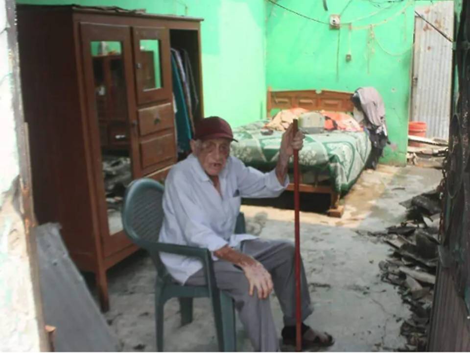 Abuelito perdió su vivienda tras tromba: el drama que conmovió a Tabasco