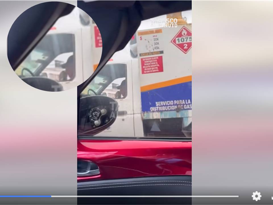 Chofer de gasera fumando dentro del vehículo: ¡captado en pleno centro de Villahermosa!