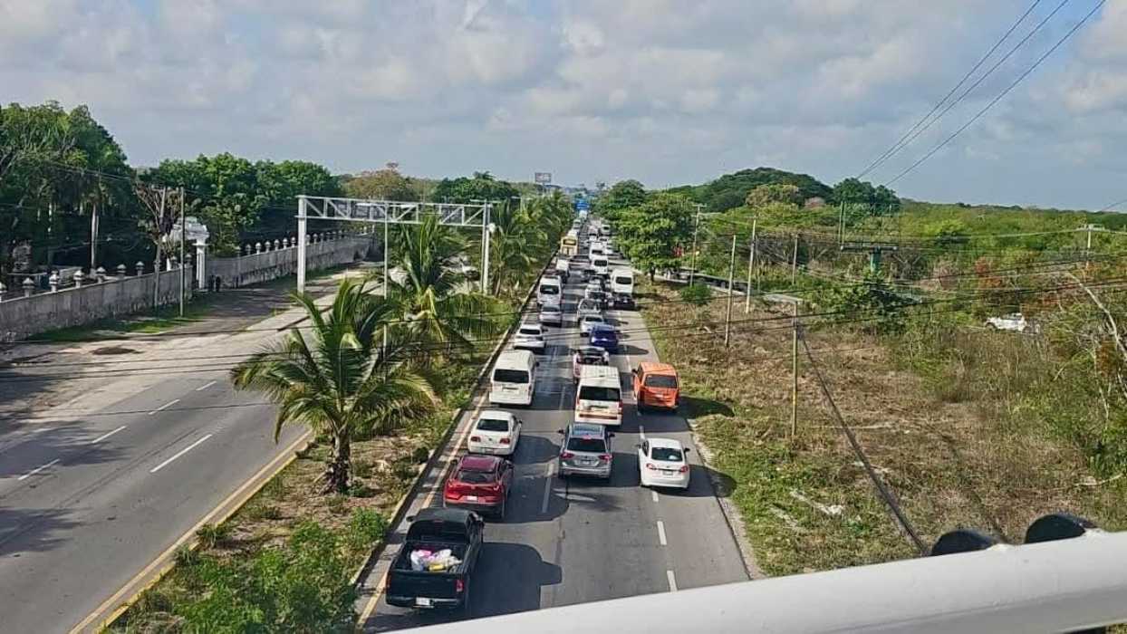 Dos accidentes automovilísticos en el Bulevar Colosio de Cancún: tráfico paralizado