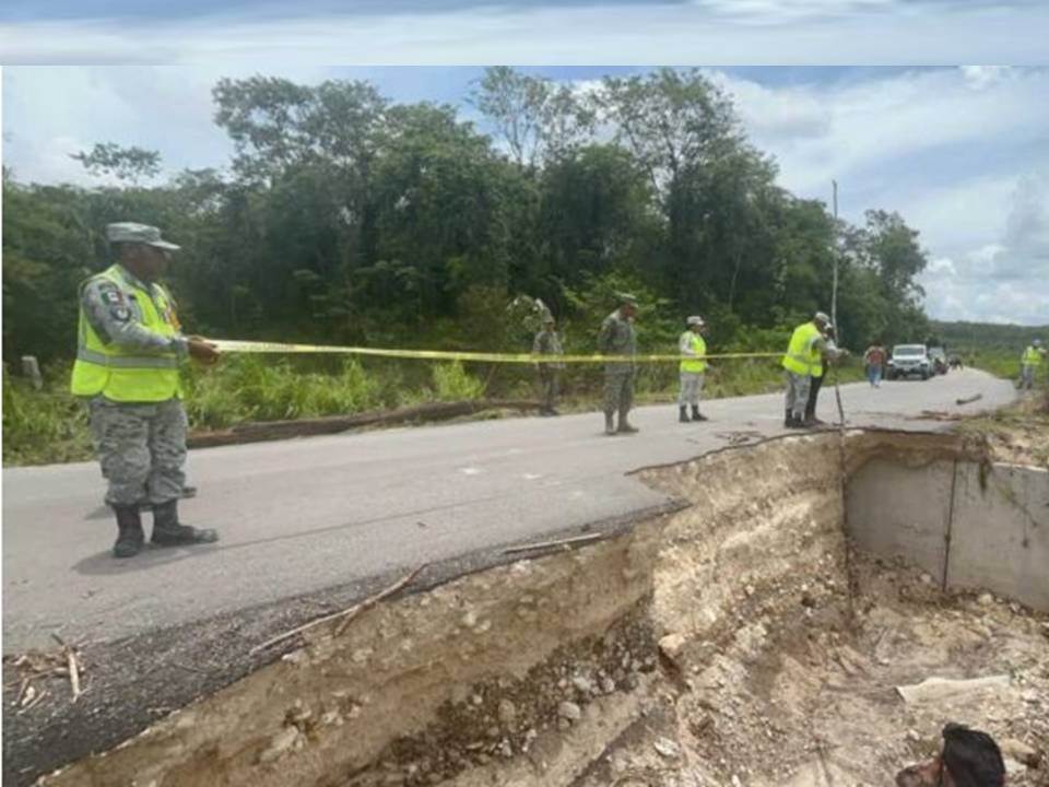 Tramo carretero en riesgo de colapso: de entrada del patio cañero la a comunidad de Javier Rojo Gómez nuevo.