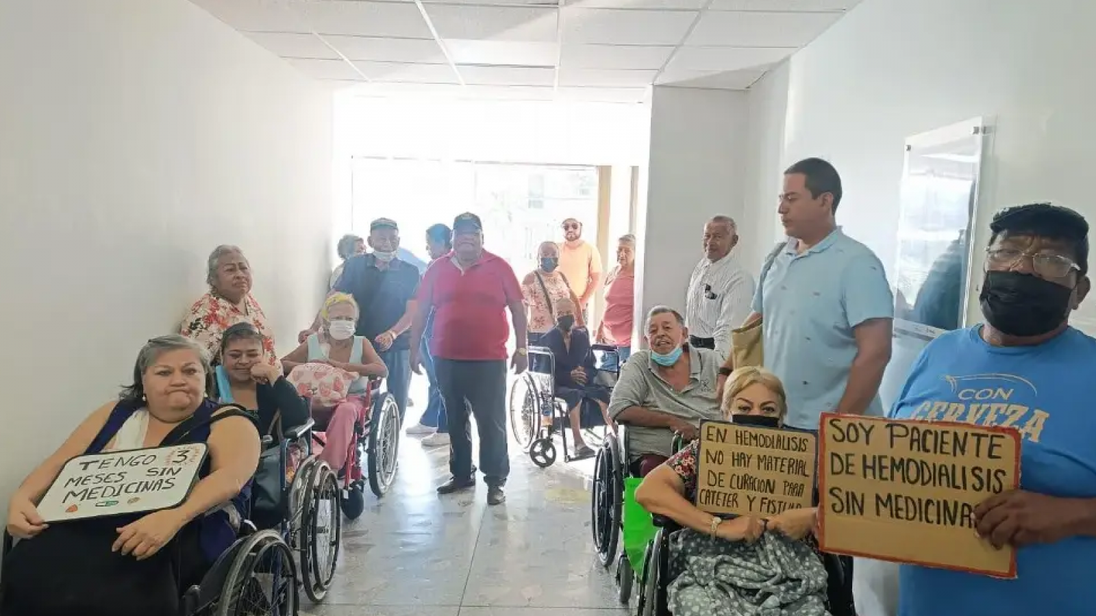 Protestan pacientes de hemodiálisis en clínica de Pemex en Villahermosa en clínica de Pemex en Villahermosa