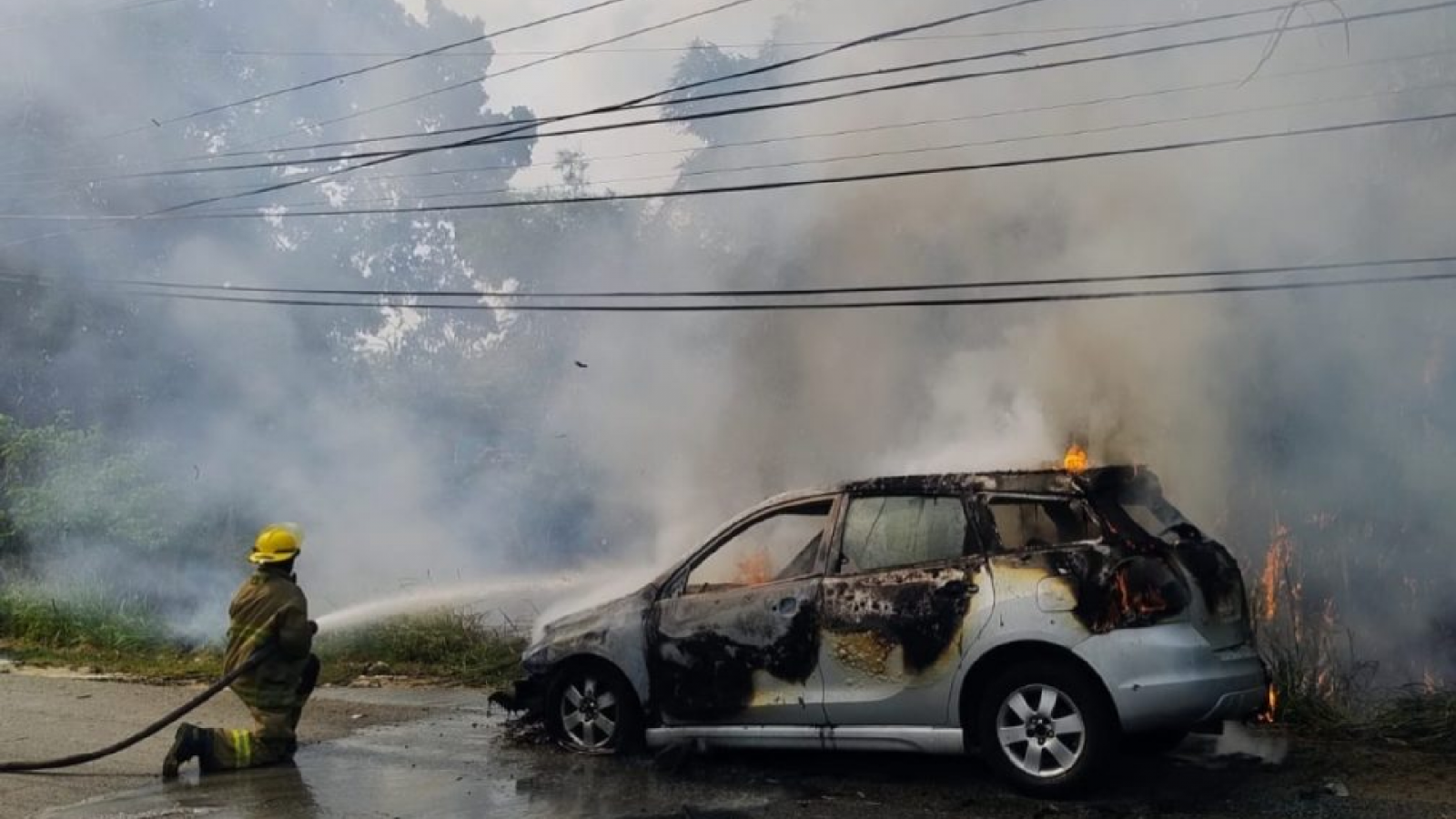 Caen incendiarios de un vehículo en el Periférico Carlos Pellicer Cámara: SSPC Tabasco