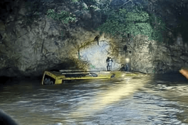 Cae autobús a río en Guerrero: 8 muertos