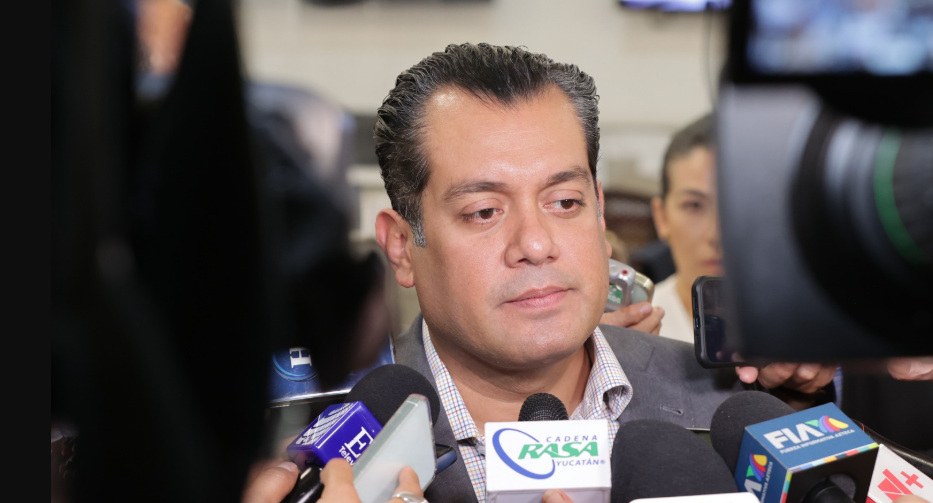 Claudio X. González detrás del #DatoProtegido