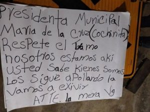 Dos nuevas cartulinas aparecieron en el portón del panteón de la ranchería Huimango.