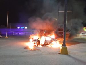 Cerca del parque central de Cunduacán, dos vehículos fueron incendiados.