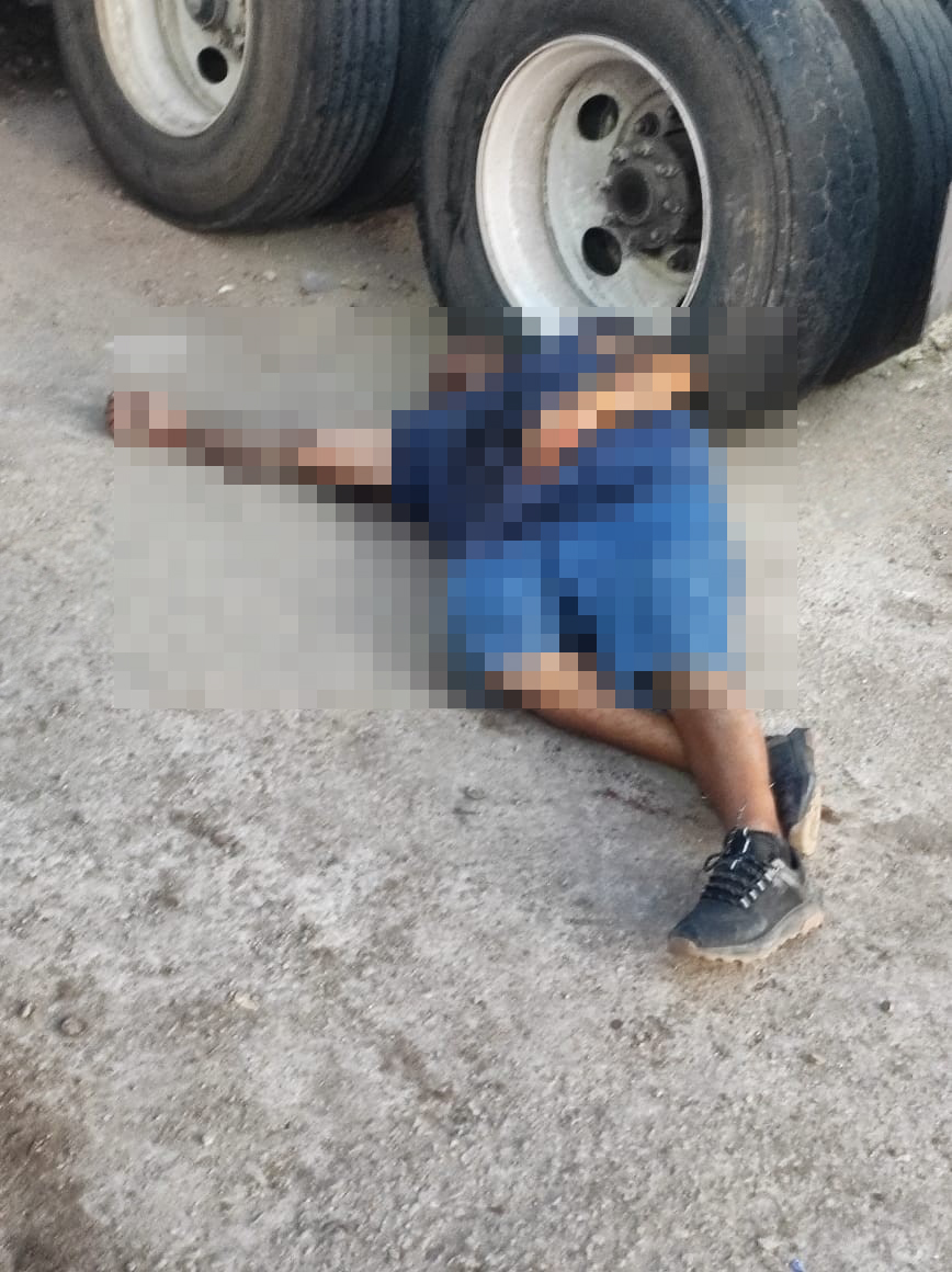 La víctima mortal, un hombre de aproximadamente 38 años, recibió al menos 11 impactos de bala y murió en el lugar.