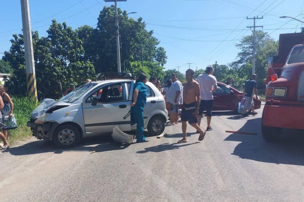 Dos personas mueren en la vía Cárdenas-Comalcalco tras ser embestidas por un automovil