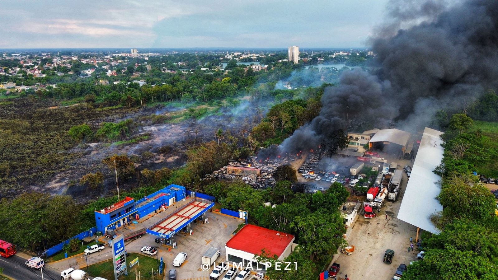Megaincendio en retén de Villahermosa consume más de 100 autos y activa operativo de emergencia