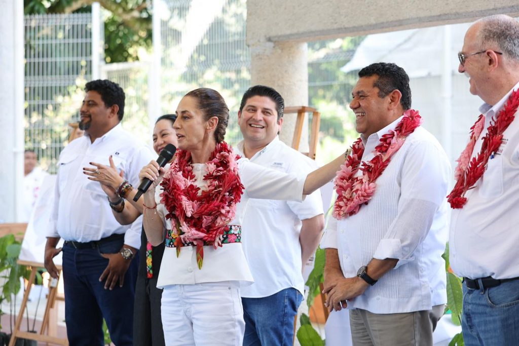 Reconocen a Javier May por Chocolates Bienestar