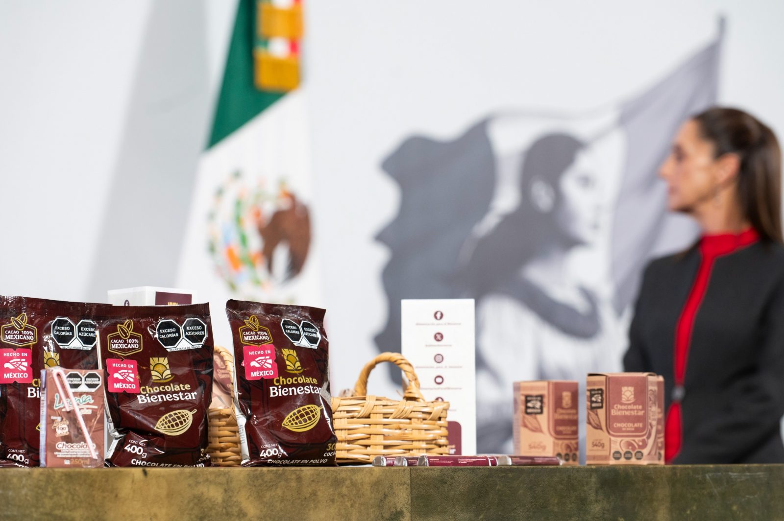 Reconocen a Javier May por Chocolates Bienestar