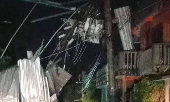 En municipios como Cunduacán se reportaron daños en viviendas y caída de árboles. Algunas zonas quedaron sin electricidad tras la tromba, lo que afectó a pobladores. 
