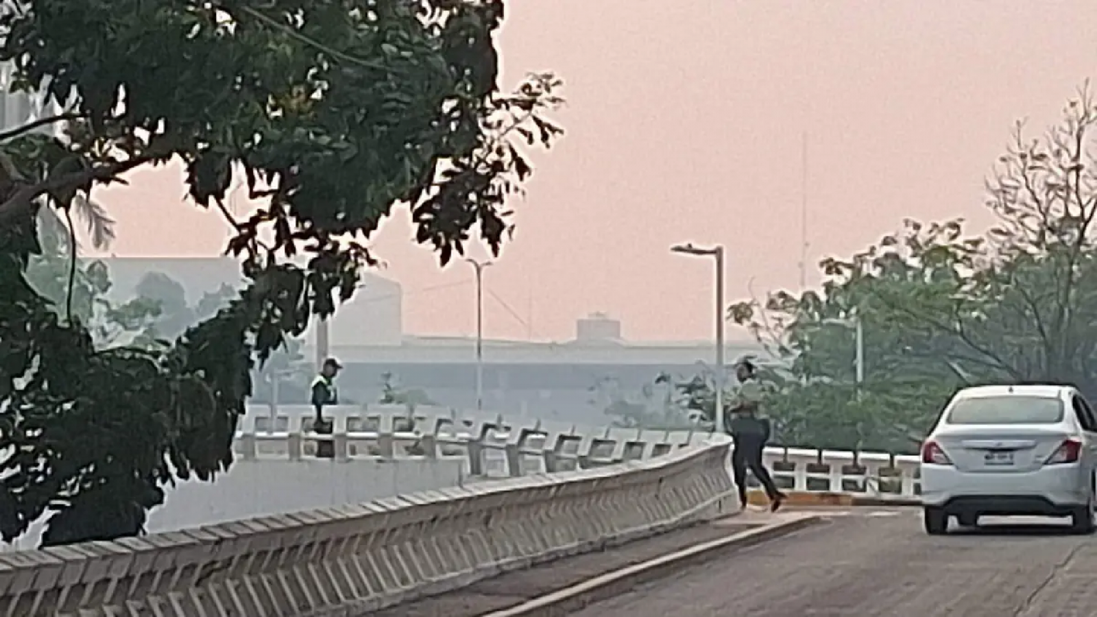 Denso humo en Villahermosa alarma a vecinos