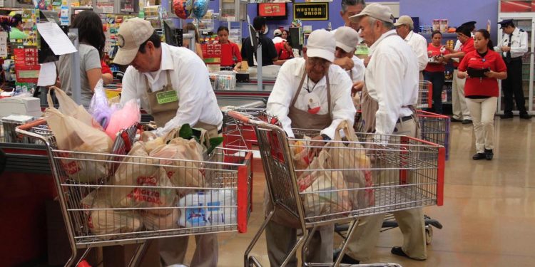 Aumenta número de empacadores voluntarios del INAPAM en tiendas de autoservicio en Tabasco
