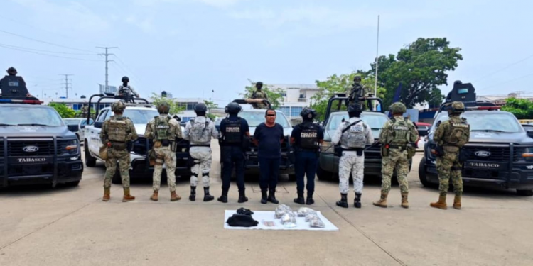 Policía detenido por venta de drogas en Tabasco