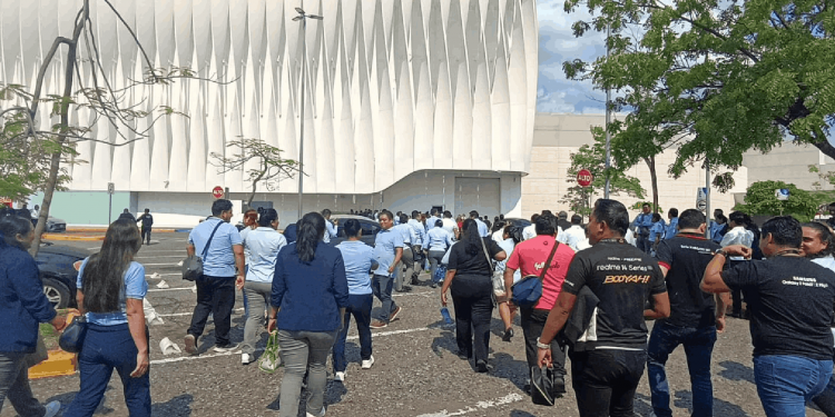 Reportaron olor a gas en Plaza Altabrisa, otra vez; evacuación y revisión inmediata
