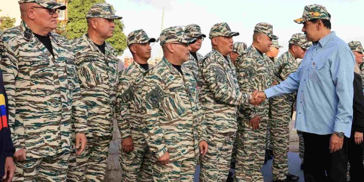 Crece tensión EEUU - Venezuela; Maduro moviliza 15 mil soldados y 4 millones de reservistas