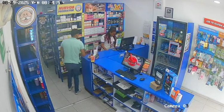 Asaltan farmacia en colonia Casa Blanca sin uso de armas; cámaras captan el rostro del ladrón