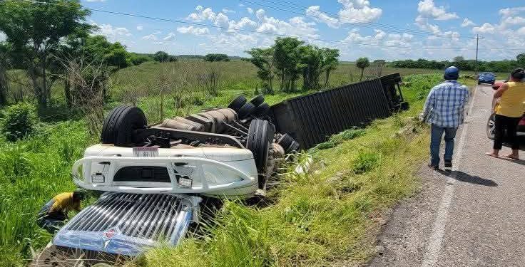 Un tráiler se salió de la cinta asfáltica: caos en puente Leona Vicario