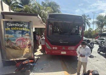 Tres lesionados deja accidente de Autobús en el bulevar Kukulcán