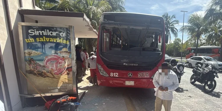 Tres lesionados deja accidente de Autobús en el bulevar Kukulcán