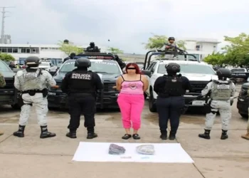 Cae tiradora de droga en Casa Blanca y es puesta a disposición de autoridades