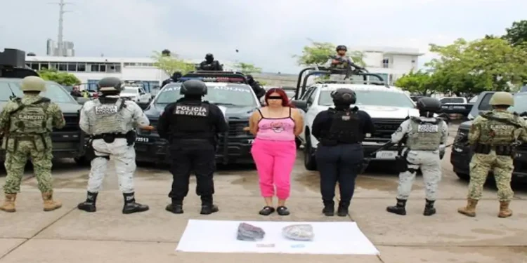 Cae tiradora de droga en Casa Blanca y es puesta a disposición de autoridades