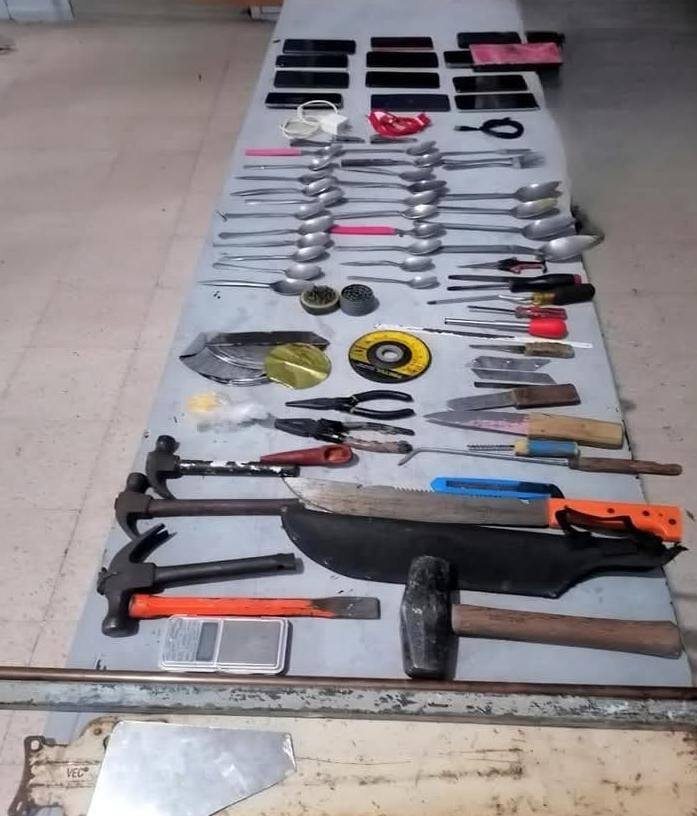 Aseguran armas hechizas, drogas y dispositivos electrónicos en Cateo en penal de Tabasco