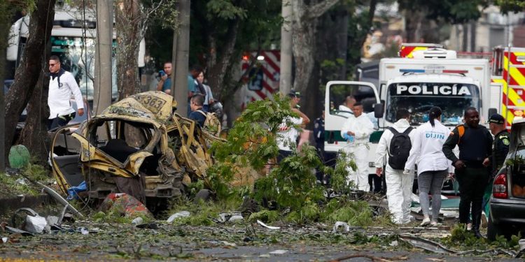 Al menos 14 muertos tras atentado en base aérea y ataque a helicóptero en Colombia
