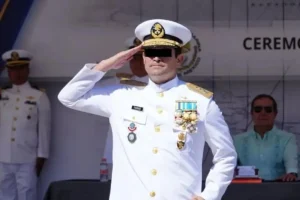 El vicealmirante Juan Carlos Vera Salinas recibió el reconocimiento de las autoridades presentes