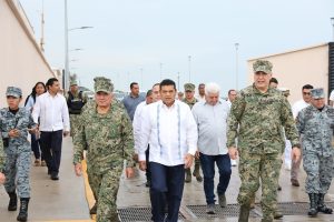  May Rodríguez presente en entrega de Mando de Armas en Dos Bocas