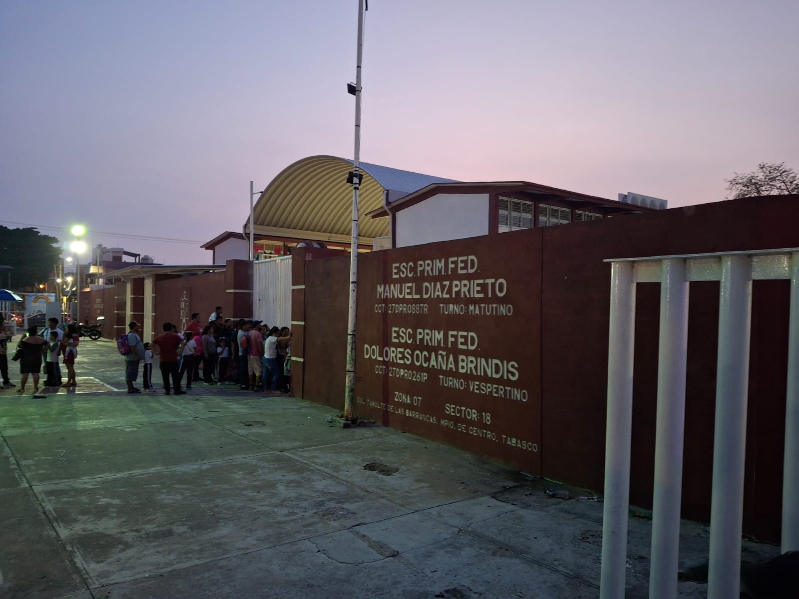 Elementos de la Fiscalía llegaron al plantel para detener al maestro. La directora y otros docentes intentaron evitar el arresto.