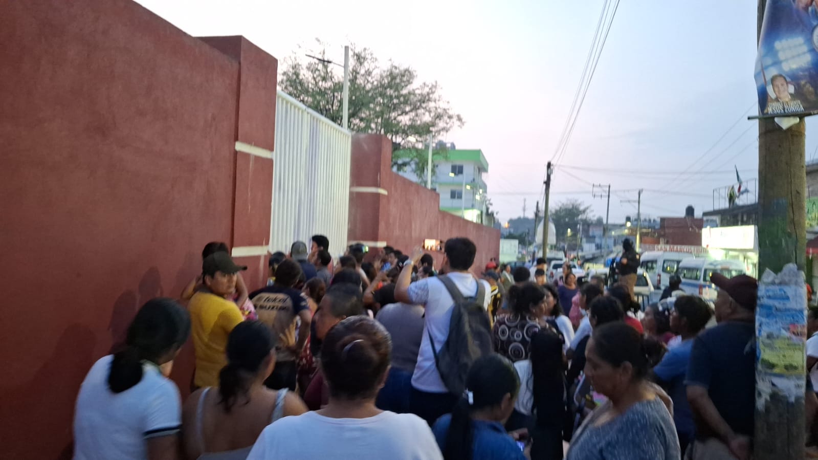 El enfrentamiento entre docentes y agentes causó revuelo. La intervención de la directora complicó el arresto inicial.