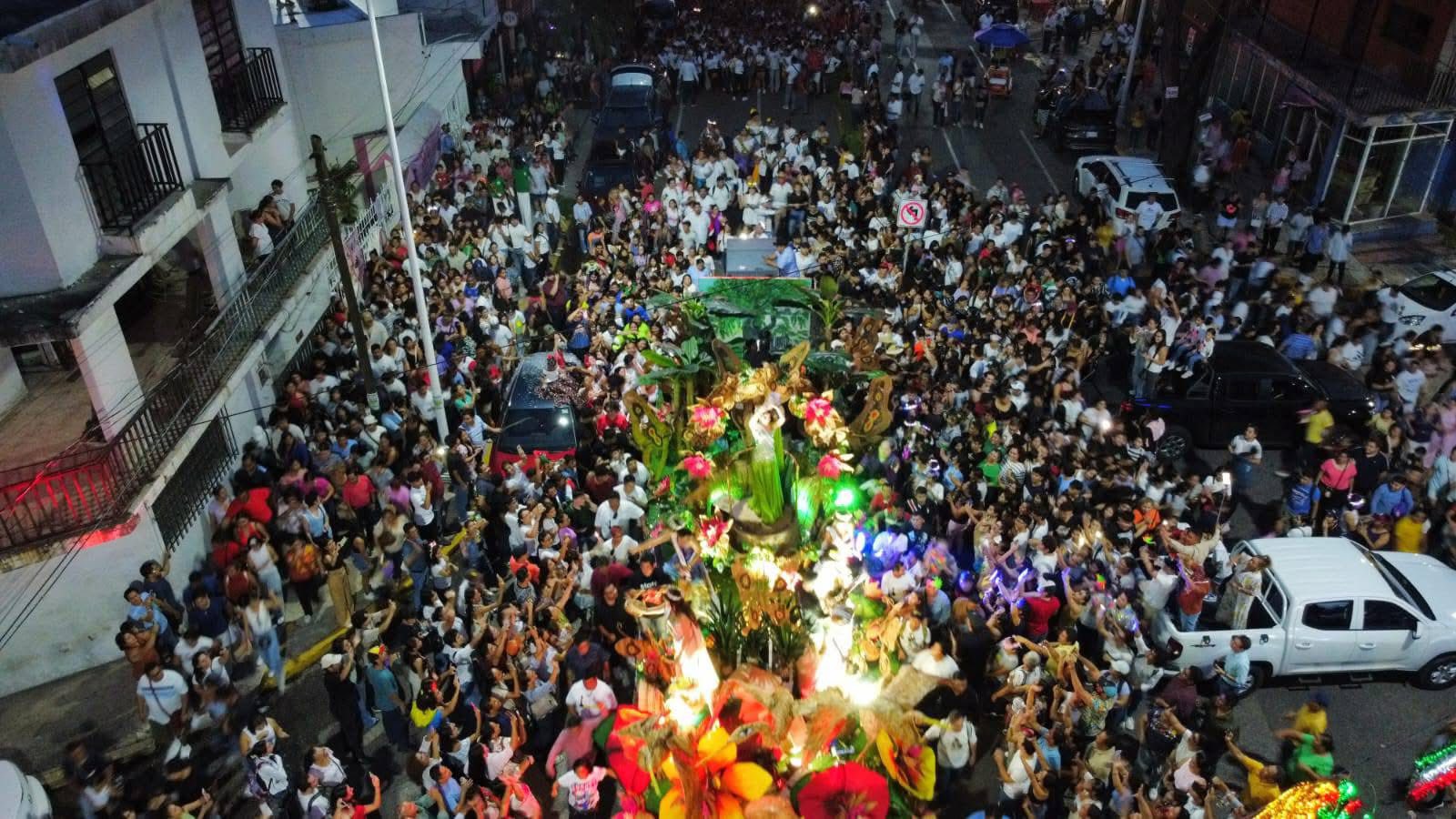 El desfile de bienvenida reunió a miles en la Avenida Paseo Tabasco.