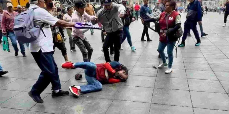 Bronca en el Zócalo antes del Grito de Independencia: ambulantes vs trabajadores del gobierno