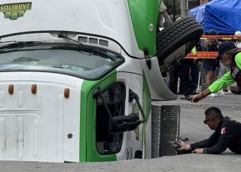 Camión de carritos cae en megasocavón en Iztapalapa