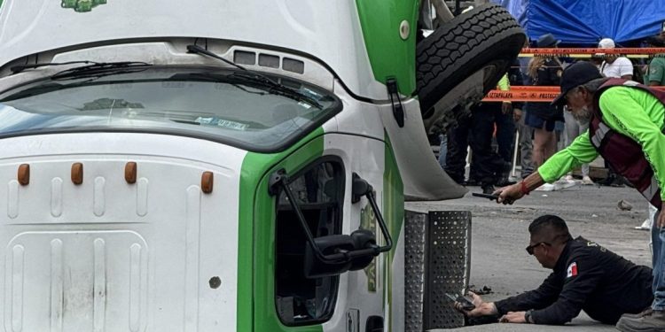 Camión de carritos cae en megasocavón en Iztapalapa