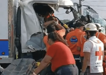 Copiloto queda atrapado tras choque de camión en la carretera Villahermosa-Cárdenas