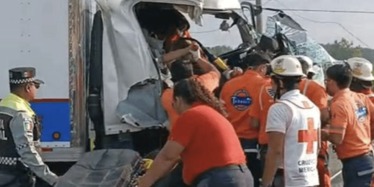 Copiloto queda atrapado tras choque de camión en la carretera Villahermosa-Cárdenas