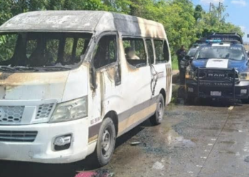 Incendio de combi del transporte público moviliza a cuerpos de emergencia en Villahermosa