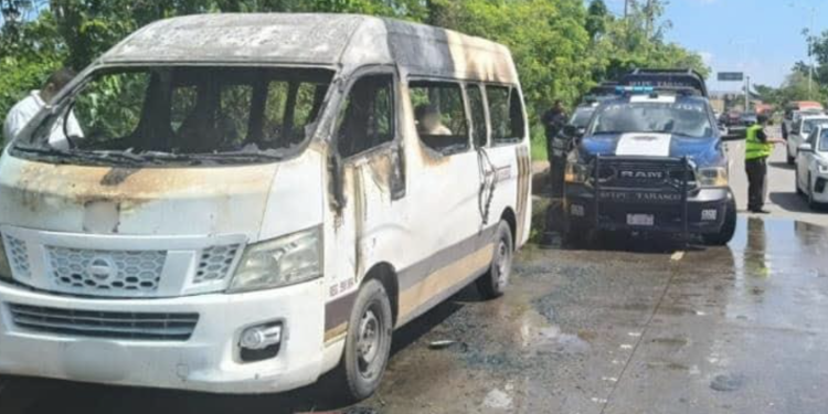 Incendio de combi del transporte público moviliza a cuerpos de emergencia en Villahermosa